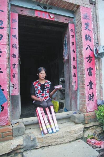 村民楊女士買來閃光雷、爆竹防衛(wèi)