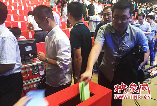 專家、評委、全局干部職工代表現(xiàn)場投票。