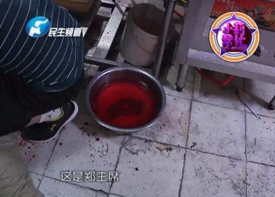 老板竟突然在廚房內(nèi)割腕自殺!發(fā)現(xiàn)意外情況后，小莉趕緊對傷者進(jìn)行包扎，并撥打了120急救電話。