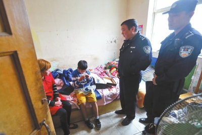 民警將小寶帶到他母親（紅衣女子）的住處，小寶拿出新鞋玩了起來。