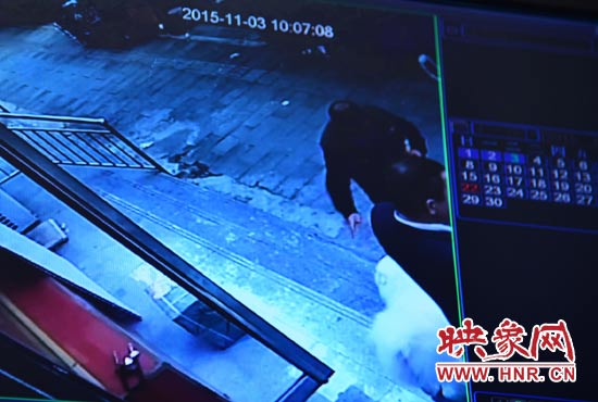 監(jiān)控錄像顯示，男子走向皮皮，將其拐走。