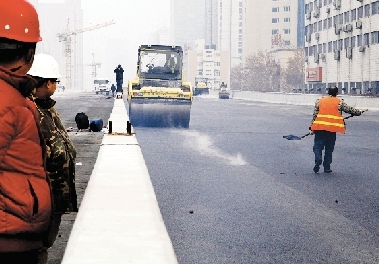 昨日農(nóng)業(yè)路高架第八標(biāo)段已經(jīng)開始鋪設(shè)瀝青。