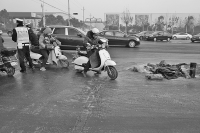 民警在現(xiàn)場處理事故 民警在現(xiàn)場處理事故