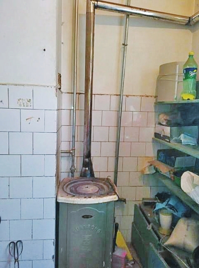 事發(fā)理發(fā)店取暖所用的爐子。