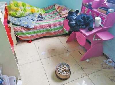 在理發(fā)店死者居住的臥室內(nèi)，地上放有一個大煤球。