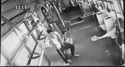 小情侶公交車上旁若無人吃西瓜,弄臟車廂環(huán)境引不滿。