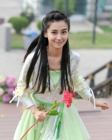 但是和倪妮站在一起，黑了一個(gè)色號(hào)，整個(gè)人都有點(diǎn)黯淡了。