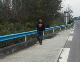 高速上與妻子吵架 男子扔下妻子棄車(chē)而去