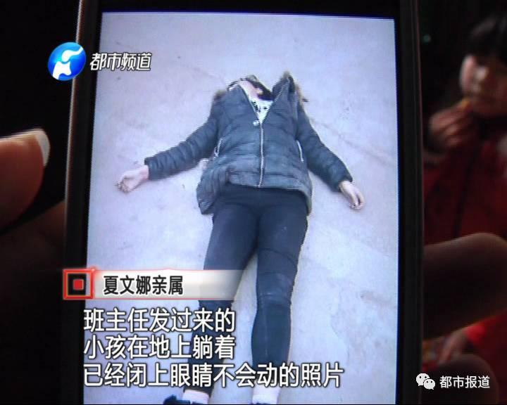 得知孩子沒去上學(xué)，家人擔(dān)心孩子發(fā)生意外，于是趕快報(bào)了警。讓人沒想到的是，剛報(bào)完警，家人收到了老師發(fā)來的照片。