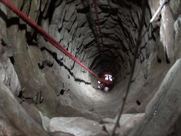 險(xiǎn)！女子凌晨墜入15米深井 命懸一線