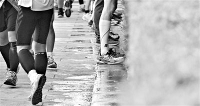 昨日，2013年北京馬拉松，因流動廁所和公廁有限，很多選手都“就地解決”，地面上“水”流成河。