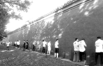 網(wǎng)友上傳的“北馬”選手集體“尿紅墻”圖片。