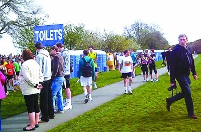 北京馬拉松“尿紅墻” 集體噓噓是傳統(tǒng)？