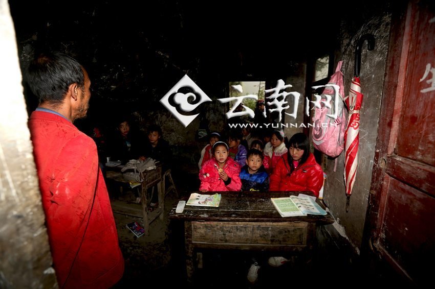 小學(xué)里只有兩個班，大點(diǎn)的孩子無法升入高年級，只得從一年級再讀起，就像復(fù)讀機(jī)。