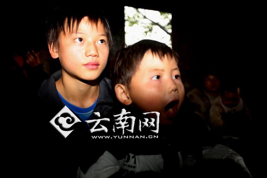 孩子認(rèn)真地跟著袁老師讀拼音。徐弘毅 攝