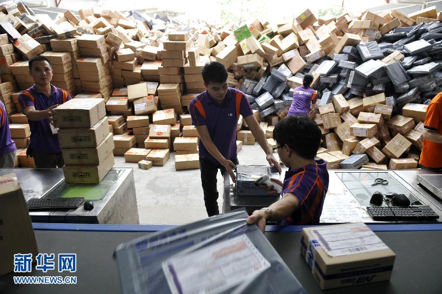 11月11日，在圓通公司廣州一處分揀站，工作人員加緊掃描快件。