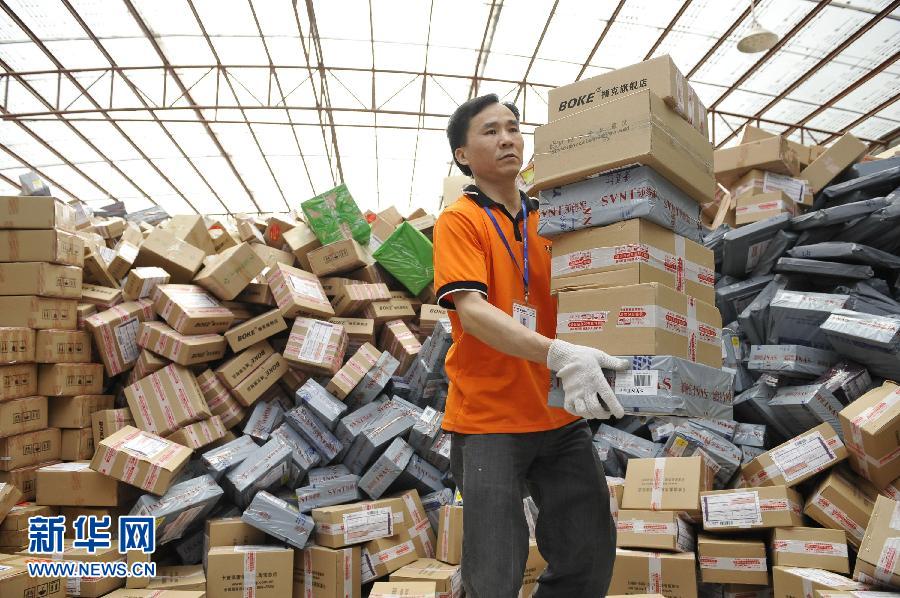 　11月11日，在圓通公司廣州一處分揀站，工作人員加緊處理堆積如山的快件。