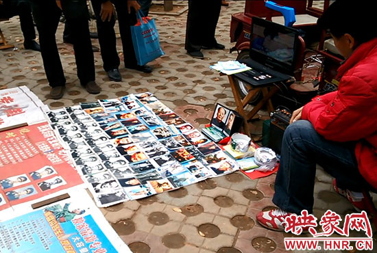 這位攤主自稱“掌握很多國家領(lǐng)導(dǎo)人的獨(dú)家機(jī)密” 這位攤主自稱“掌握很多國家領(lǐng)導(dǎo)人的獨(dú)家機(jī)密”