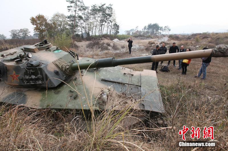 12月4日，浙江臺(tái)州，人們?cè)谔箍饲皣^。