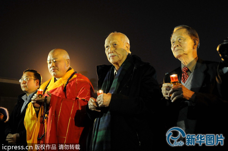 “為南京大屠殺遇難者守靈儀式暨和平燭光祭”活動在侵華日軍南京大屠殺遇難同胞紀(jì)念館祭場舉行。