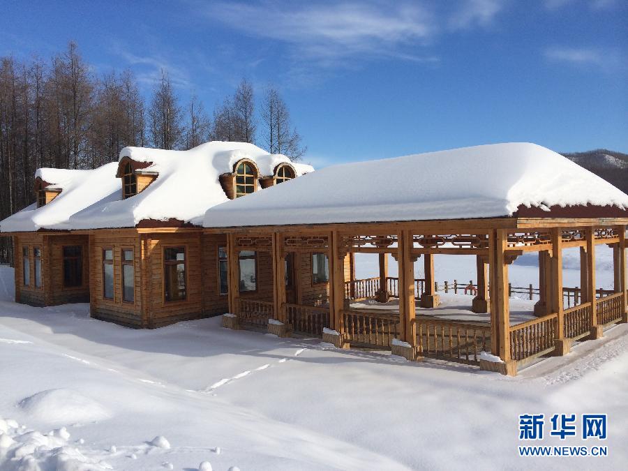 圖為穗豐園里的實(shí)木亭子（2013年12月8日攝）。