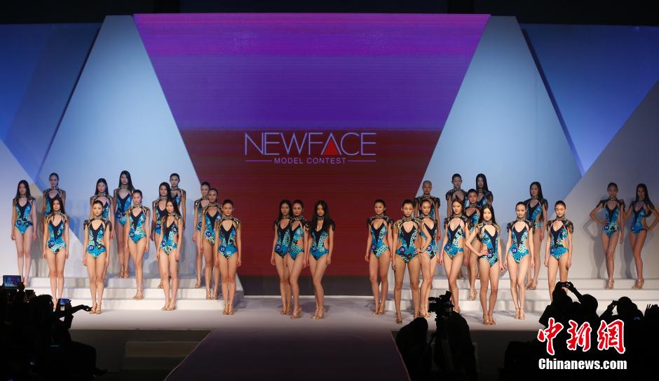 新面孔中國(guó)模特大賽總決賽 選手戴口罩呼喚環(huán)保 新面孔中國(guó)模特大賽總決賽 選手戴口罩呼喚環(huán)保