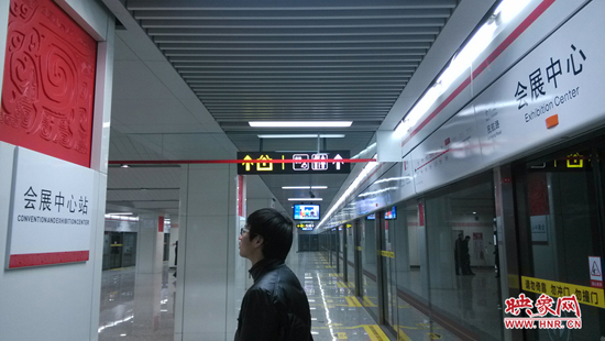 會(huì)展中心站，兩塊牌子的站點(diǎn)名稱英文翻譯也不相同