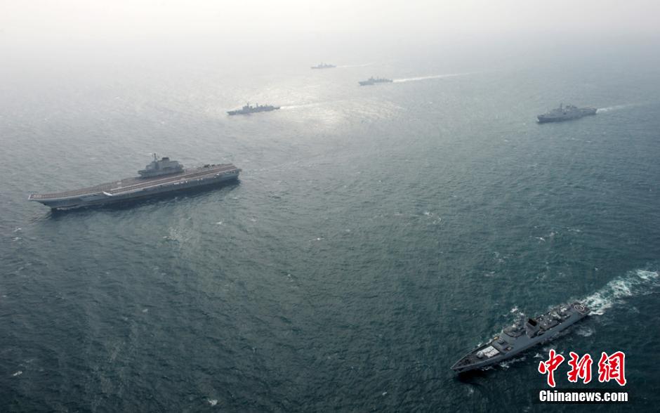 圖為遼寧艦與水面艦艇進(jìn)行協(xié)同訓(xùn)練。中新社發(fā) 胡鍇冰 攝