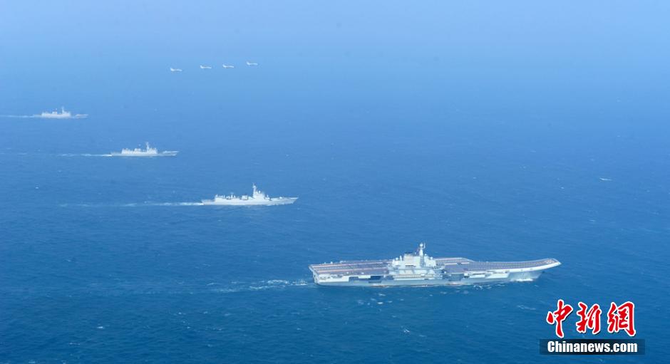 圖為遼寧艦與水面艦艇、飛機(jī)進(jìn)行協(xié)同訓(xùn)練。中新社發(fā) 胡鍇冰 攝