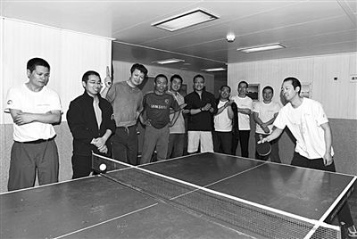 5日，“雪龍”號上的科考隊(duì)員在進(jìn)行乒乓球比賽。新華社發(fā)