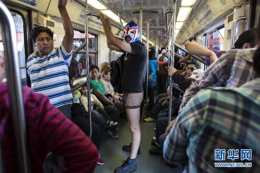 一名參加不穿褲子搭地鐵活動的男子站在地鐵車廂內(nèi)。