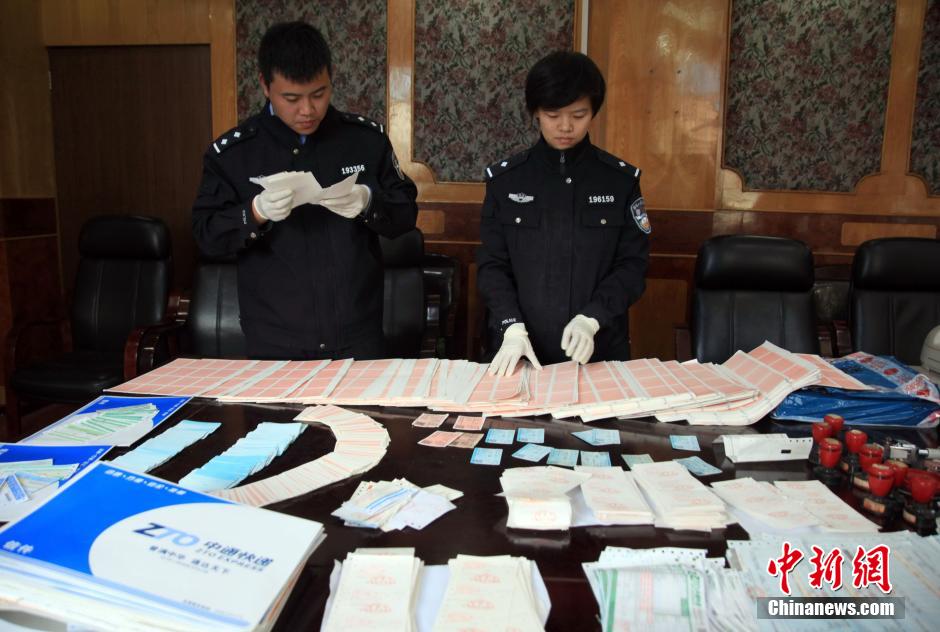 圖為查獲大量假火車票和制販工具（資料圖片）。