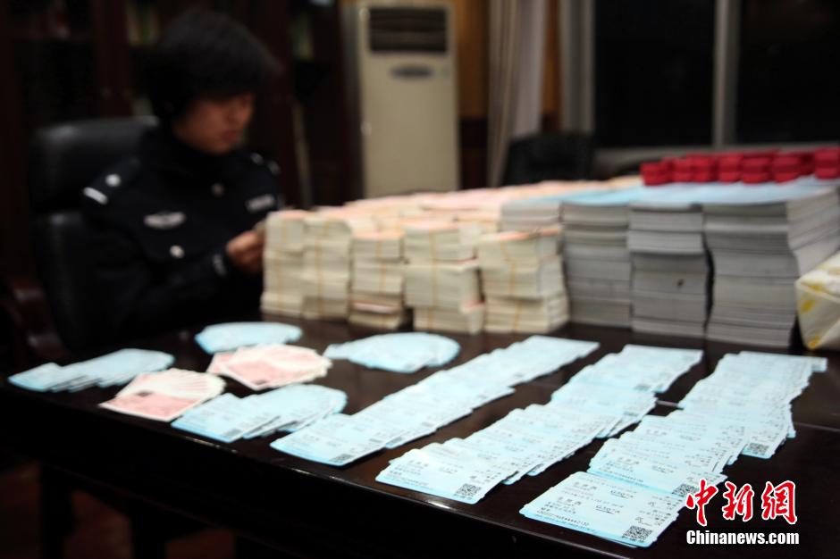 圖為查獲大量假火車票和制販工具（資料圖片）。