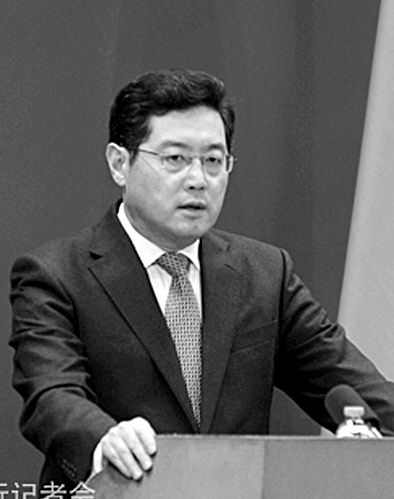 23日，秦剛在外交部例行記者會上。