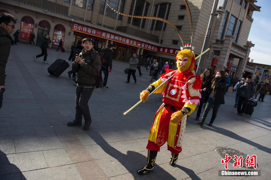 孫悟空“快閃”北京站 售票廳排隊買票 孫悟空“快閃”北京站 售票廳排隊買票