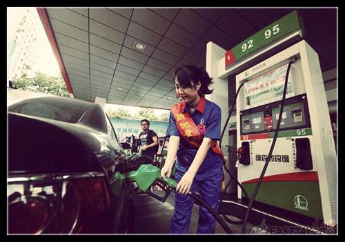 近日，有網(wǎng)友針對“超標(biāo)40倍事件”評價說：“國內(nèi)加油站在油里加水是普遍現(xiàn)象。只是量多量少的問題，車主