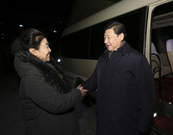 習(xí)近平27日晚看望了牛玉儒同志家屬。 習(xí)近平27日晚看望了牛玉儒同志家屬。