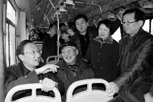 繆瑞林在車上與市民、乘委會委員交流 通訊員 卜照雪 攝