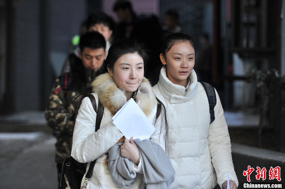 圖為表演系考生走出考場。