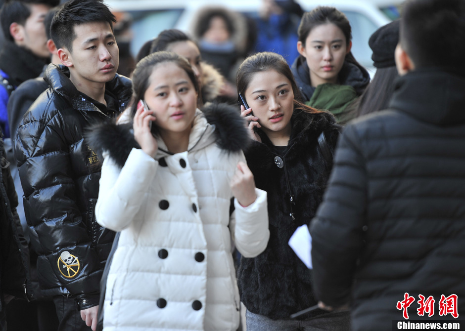 圖為表演系考生走出考場。