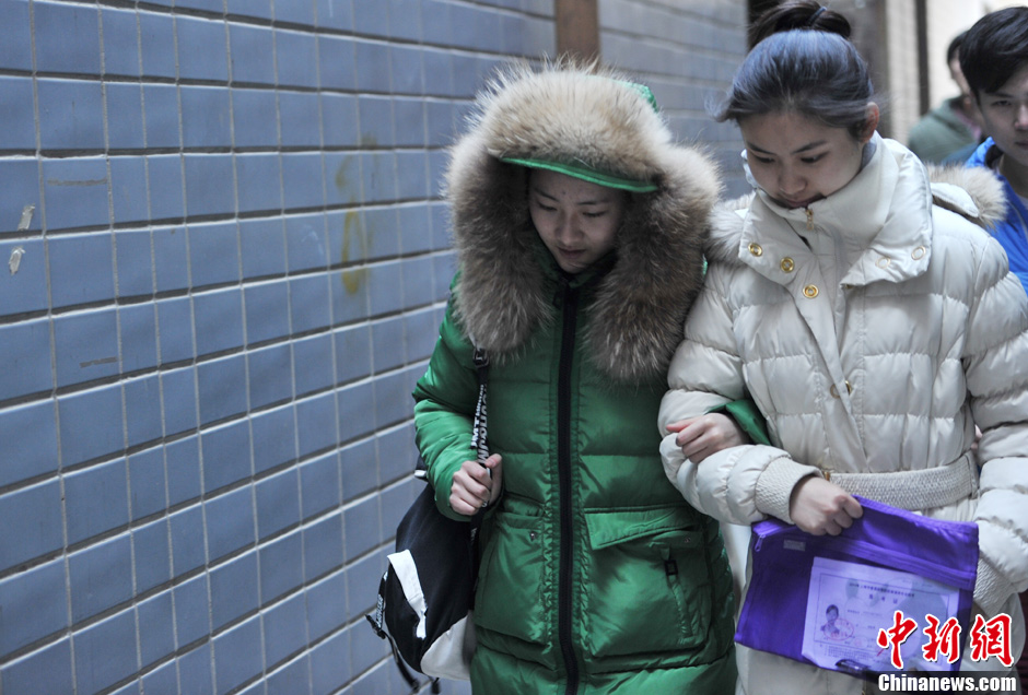 圖為表演系考生走出考場。