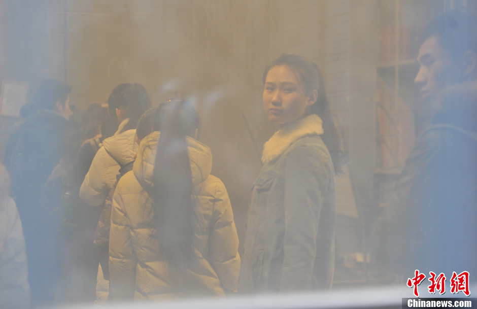 圖為表演系考生走出考場。