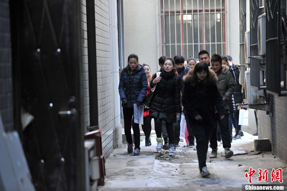 圖為表演系考生走出考場。