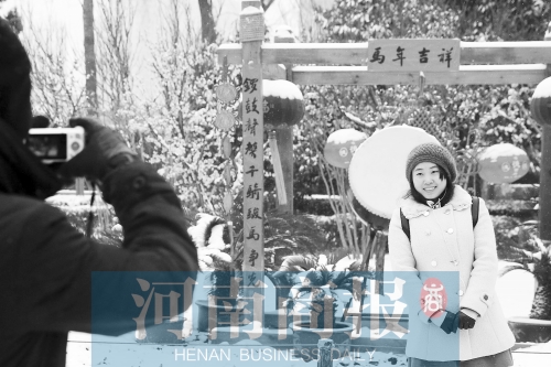 紫荊山公園里布置喜慶，引來不少游客合影留念。記者 楊東華/攝