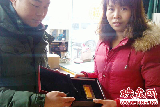 鄭州公交車長(zhǎng)撿到價(jià)值3000元“金條”物歸原主 鄭州公交車長(zhǎng)撿到價(jià)值3000元“金條”物歸原主