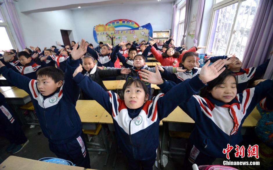 河北邯鄲開(kāi)學(xué)首日遇霧霾 學(xué)生室內(nèi)做課間操 河北邯鄲開(kāi)學(xué)首日遇霧霾 學(xué)生室內(nèi)做課間操