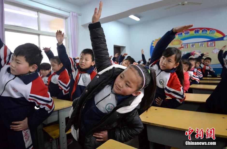 河北邯鄲開(kāi)學(xué)首日遇霧霾 學(xué)生室內(nèi)做課間操 河北邯鄲開(kāi)學(xué)首日遇霧霾 學(xué)生室內(nèi)做課間操