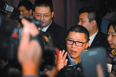 3月10日23時(shí)許，與馬航失聯(lián)航班部分乘客家屬乘坐同一航班的乘客在北京首都機(jī)場(chǎng)辦理值機(jī)手續(xù)。新華社