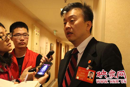 全國人大代表、中央電視臺綜藝頻道節(jié)目組主持人、河南省青聯(lián)榮譽副主席張澤群