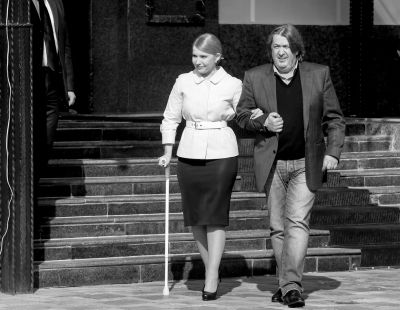 3月27日，烏克蘭基輔，前總理季莫申科在朋友的陪伴下赴新聞發(fā)布會現(xiàn)場，宣布將參加烏克蘭總統(tǒng)選舉。